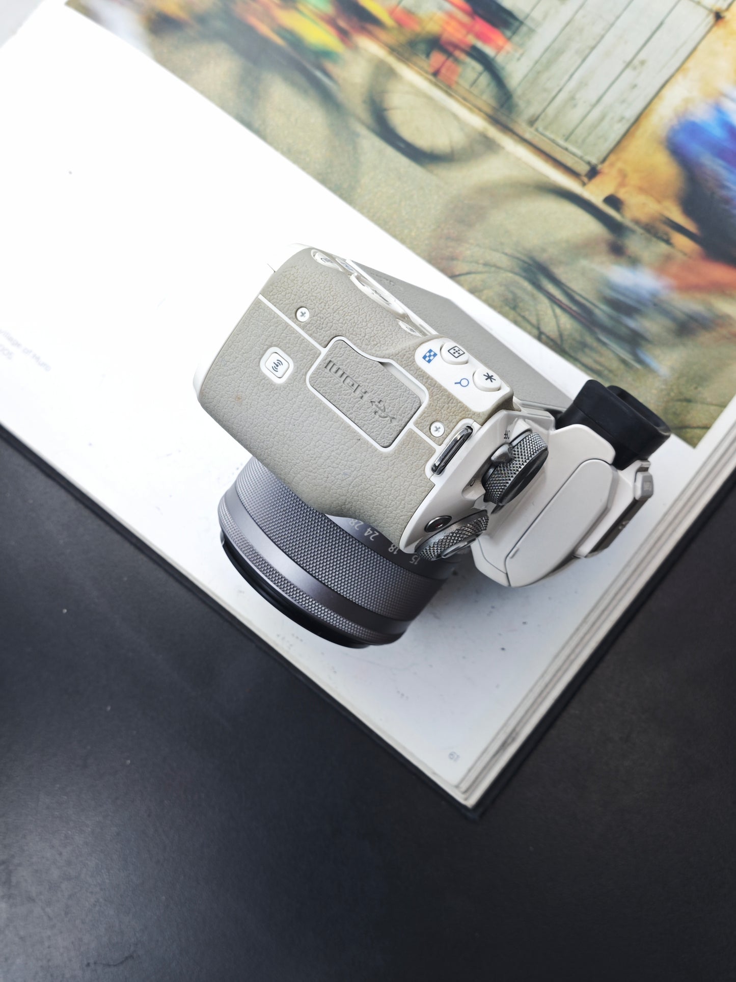 Used Canon EOS Kiss M with Zoom EF-M 15-45mm F3.5-6.3 IS STM