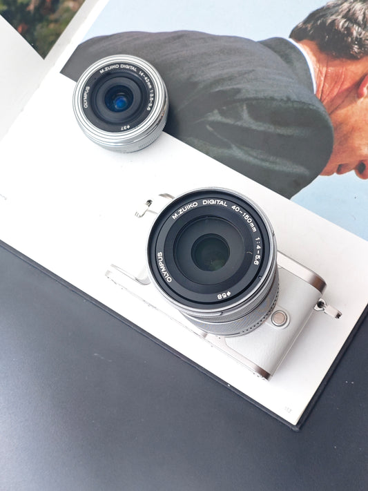Used Olympus PEN E-PL9 white with Double Zoom Kit Digital Camera
