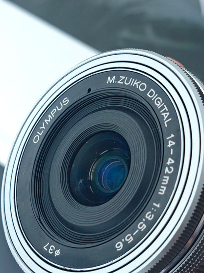 Used Olympus PEN E-PL9 white with Double Zoom Kit Digital Camera