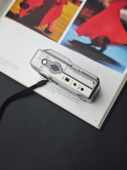 [Sold As-Is] Used Leica Digilux 4.3 Digital Camera