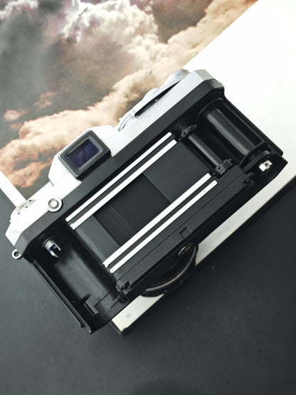 *READ* Nikon F with Nippon Kogaku Nikkor-S Auto 5.8cm F1.4