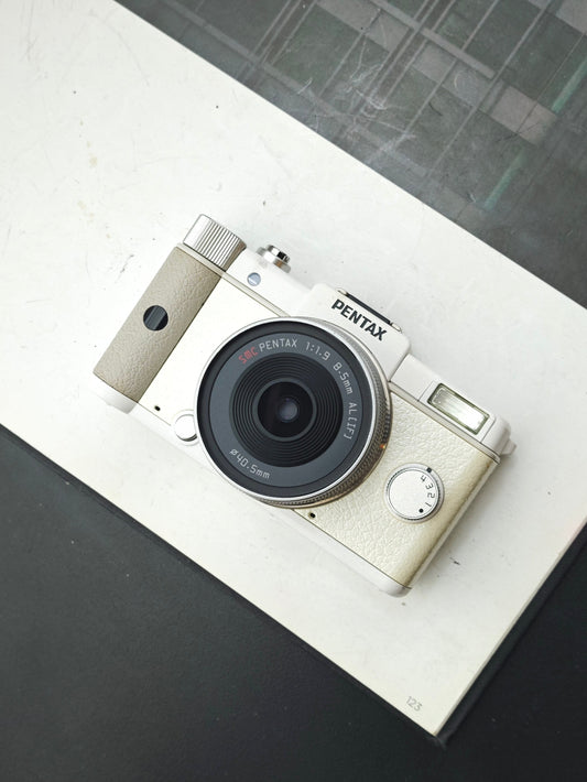 Used Pentax Q white with SMC Pentax 8.5mm F1.9 AL[IF] Digital Camera