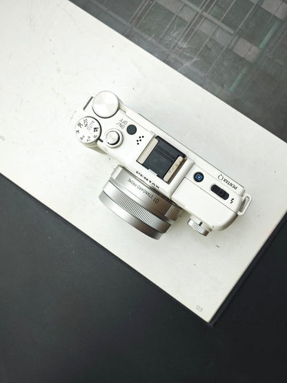 Used Pentax Q white with SMC Pentax 8.5mm F1.9 AL[IF] Digital Camera