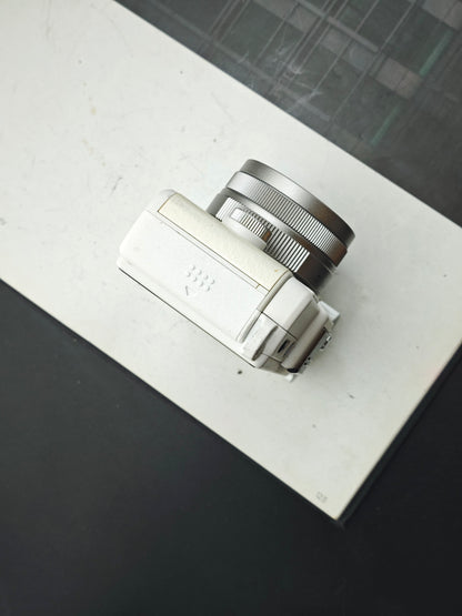 Used Pentax Q white with SMC Pentax 8.5mm F1.9 AL[IF] Digital Camera