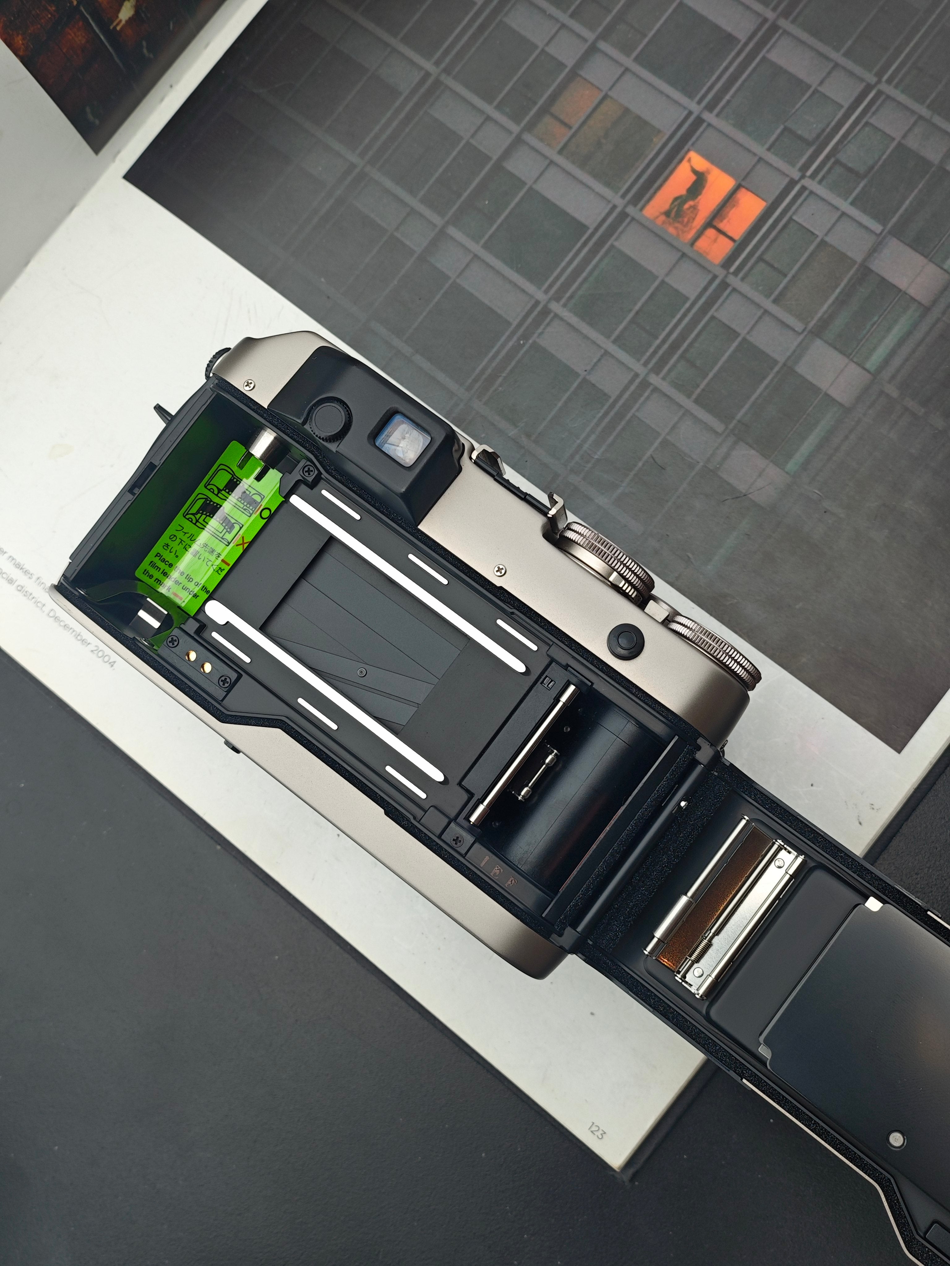 Contax G1 Green label with Carl Zeiss Planar 45mm F2 T*(+ Contax G1 Green label with Carl Zeiss Planar 45mm F2 T*(+