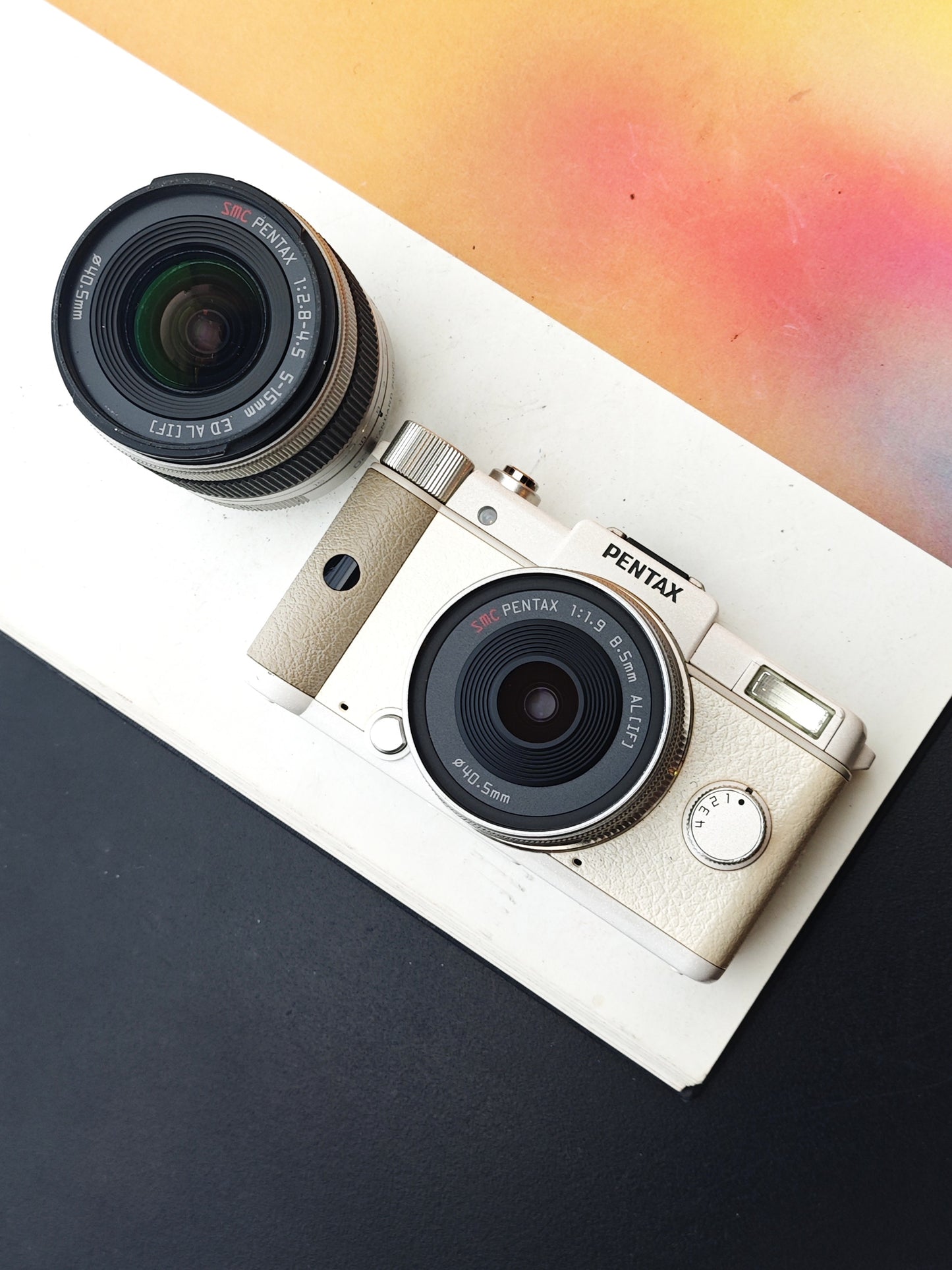 Used Pentax Q white with 01 Standard Prime  8.5mm F1.9 AL (IF) and 02 Standard Zoom 5-15mm F2.8-4.5 ED AL (IF) [No charger]