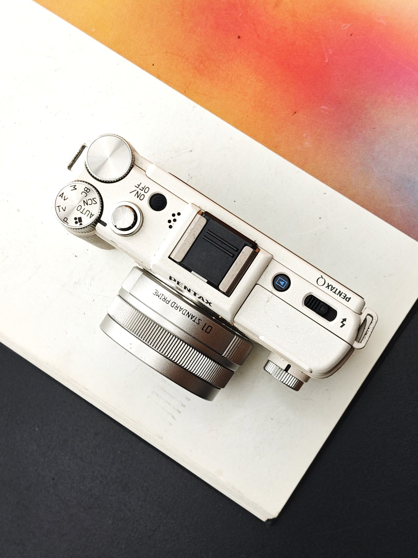 Used Pentax Q white with 01 Standard Prime  8.5mm F1.9 AL (IF) and 02 Standard Zoom 5-15mm F2.8-4.5 ED AL (IF) [No charger]