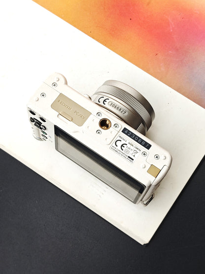 Used Pentax Q white with 01 Standard Prime  8.5mm F1.9 AL (IF) and 02 Standard Zoom 5-15mm F2.8-4.5 ED AL (IF) [No charger]