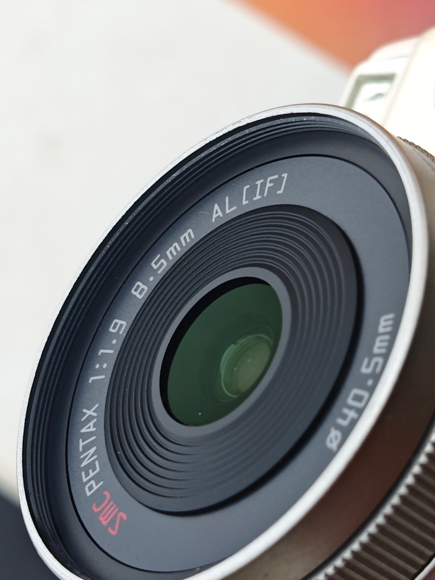 Used Pentax Q white with 01 Standard Prime  8.5mm F1.9 AL (IF) and 02 Standard Zoom 5-15mm F2.8-4.5 ED AL (IF) [No charger]