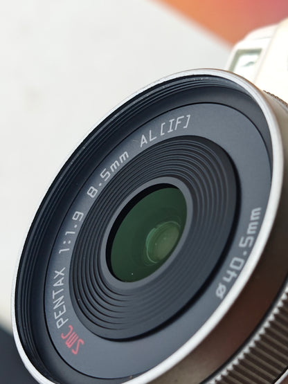 Used Pentax Q white with 01 Standard Prime  8.5mm F1.9 AL (IF) and 02 Standard Zoom 5-15mm F2.8-4.5 ED AL (IF) [No charger]
