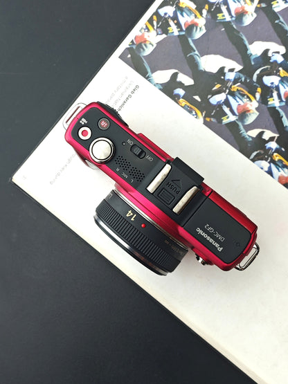 Used Panasonic Lumix DMC-GF2 red with Lumix G 14mm F2.5 [JPN only]