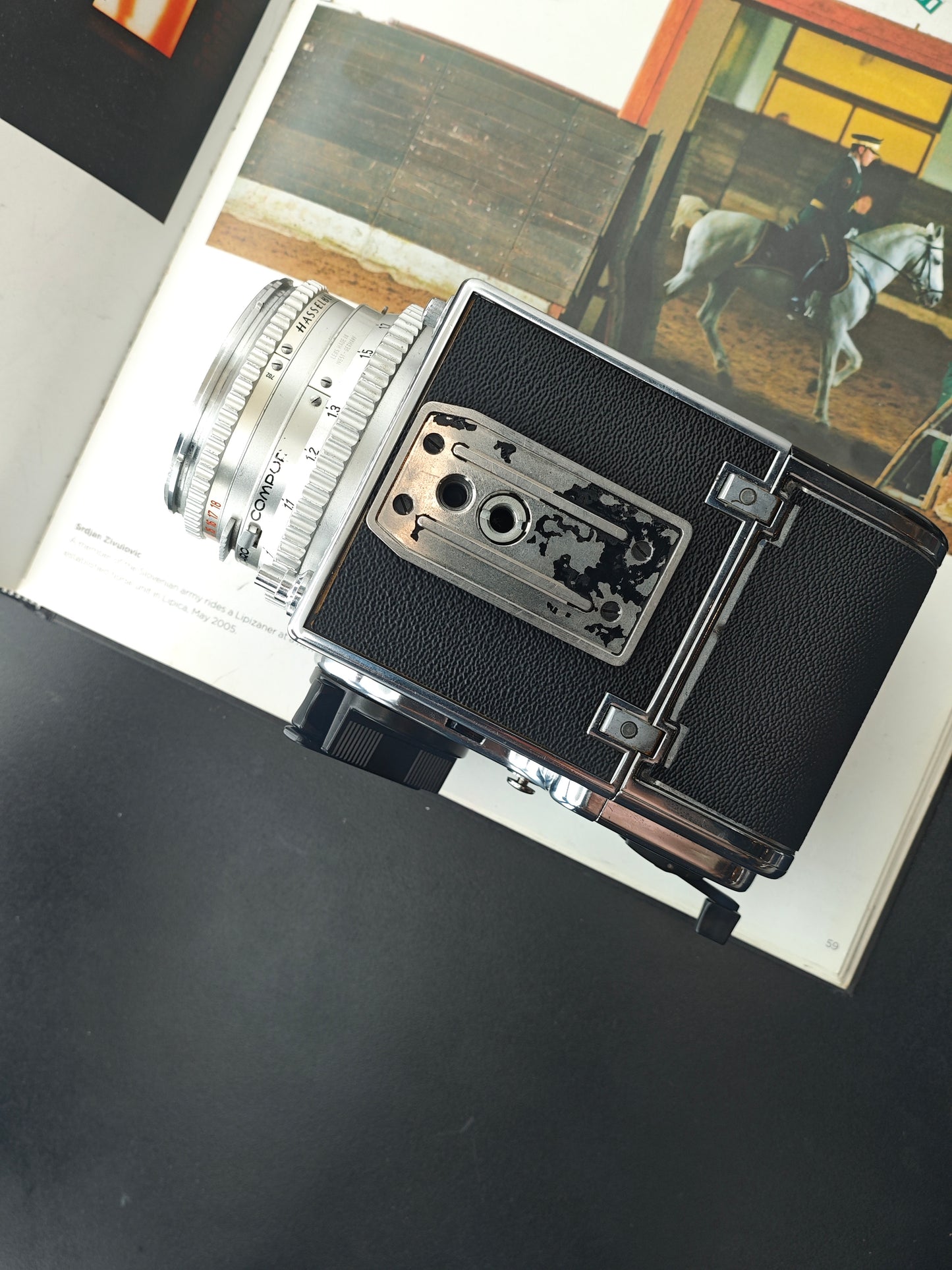 Hasselblad ⭑500C/M with Carl Zeiss Planar 80mm F2.8 C [with 2 magazines]