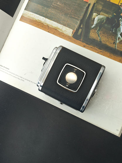 Hasselblad ⭑500C/M with Carl Zeiss Planar 80mm F2.8 C [with 2 magazines]