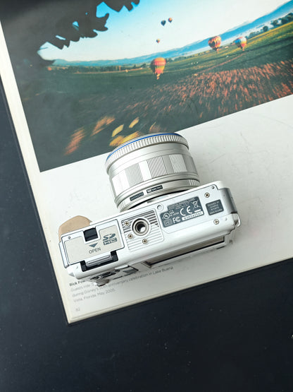 Used Olympus PEN E-PL1 with Double Zoom Kit [No charger]