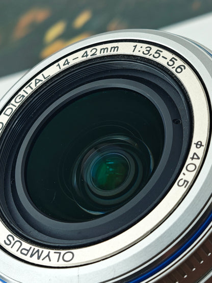 Used Olympus PEN E-PL1 with Double Zoom Kit [No charger]