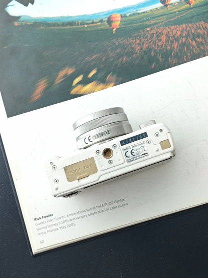 Used Pentax Q white with 01 Standard Prime  8.5mm F1.9 AL (IF) and 02 Standard Zoom 5-15mm F2.8-4.5 ED AL (IF)