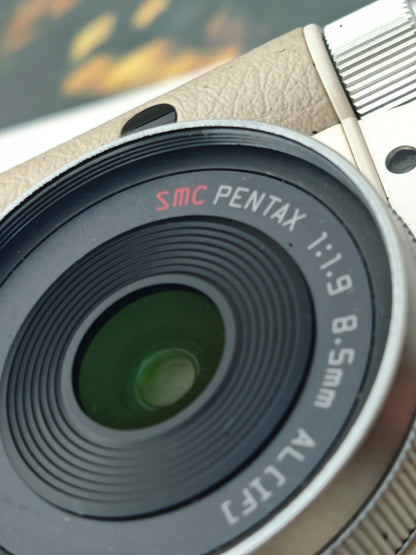 Used Pentax Q white with 01 Standard Prime  8.5mm F1.9 AL (IF) and 02 Standard Zoom 5-15mm F2.8-4.5 ED AL (IF)