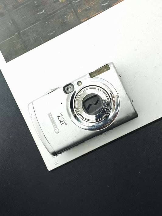*READ* Used Canon IXY Digital 810 IS Digital Camera [No charger]