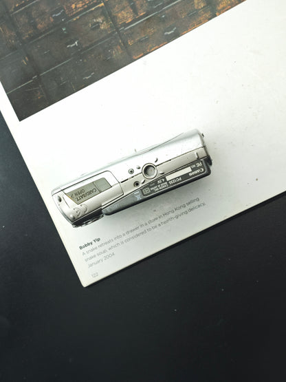 *READ* Used Canon IXY Digital 810 IS Digital Camera [No charger]