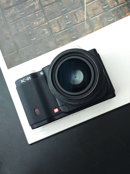 Used Pentax K-01 with SMC Pentax-FA 35mm F2 AL [No charger]
