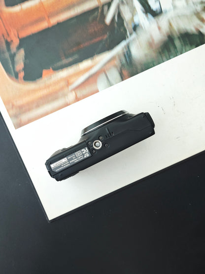 Used Fujifilm FinePix F600 EXR black Digital Camera [No charger]