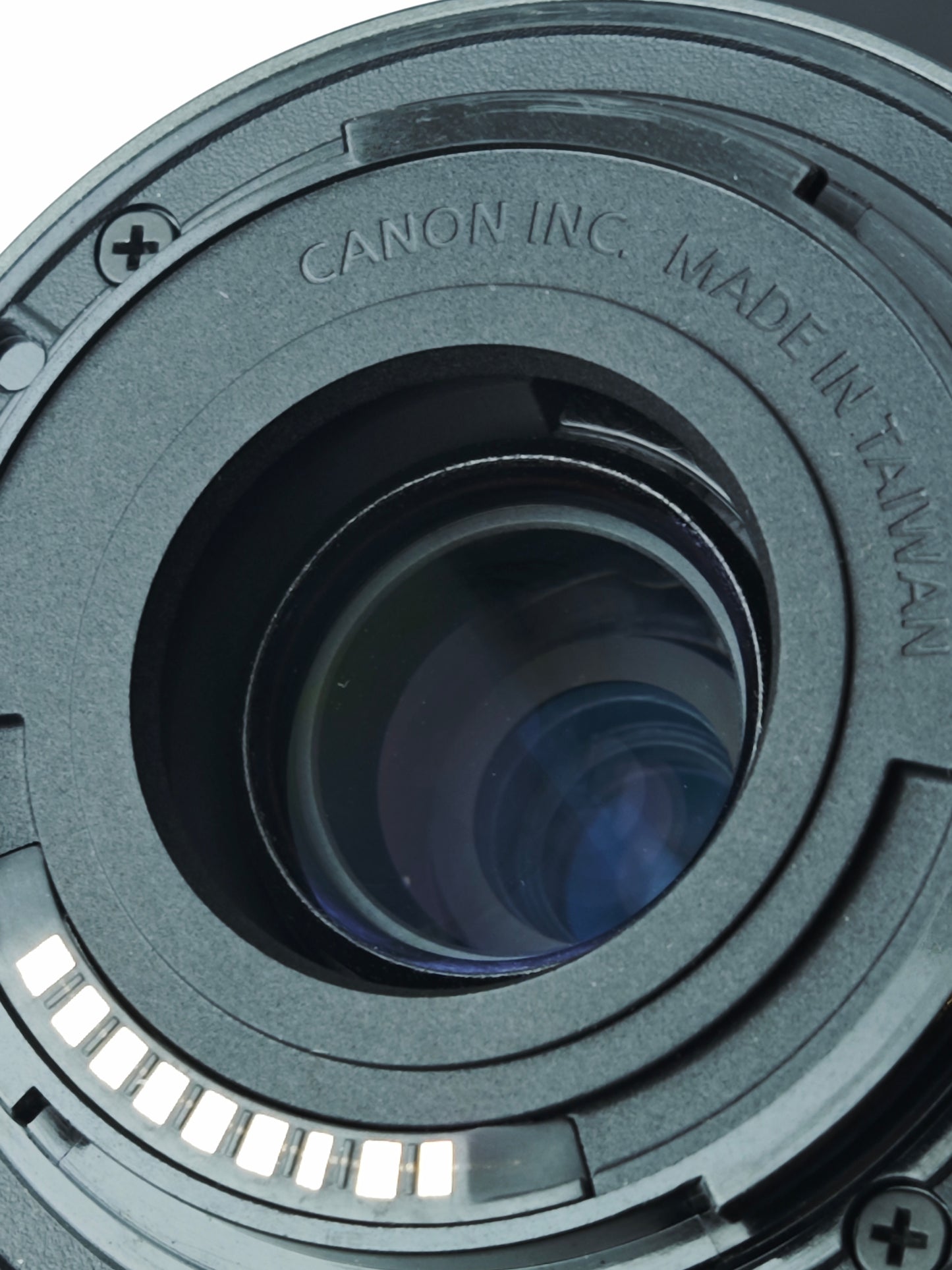 Used Canon EOS Kiss M with Zoom EF-M 55-200mm F4.5-6.3 IS STM