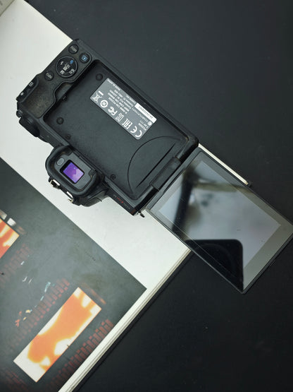 Used Canon EOS Kiss M with EF-M 15-45mm F3.5-6.3 IS STM [No charger]