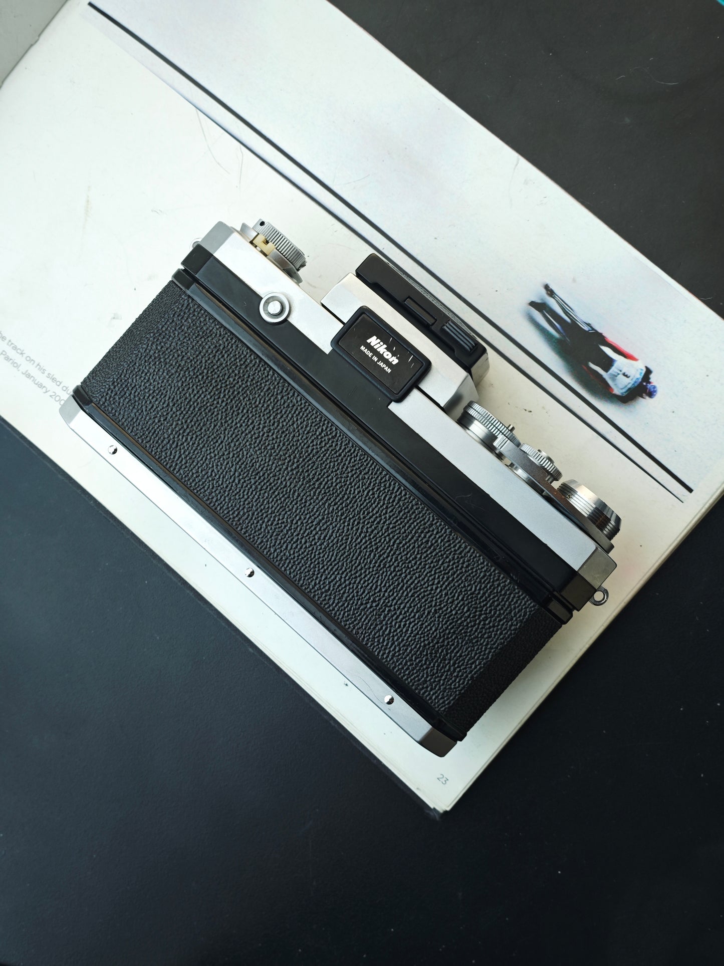 *READ* Nikon F with Waist Level Finder (DW-1)