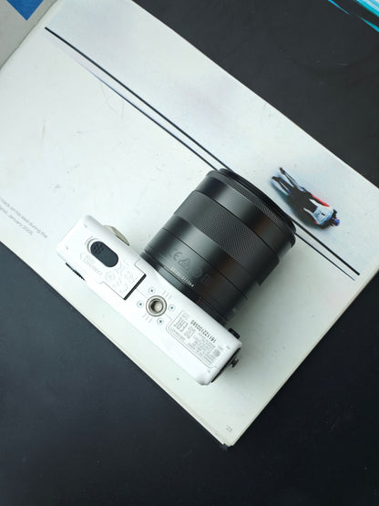 Used Canon EOS M2 white with EF-M 18-55mm F3.5-5.6 [No charger]