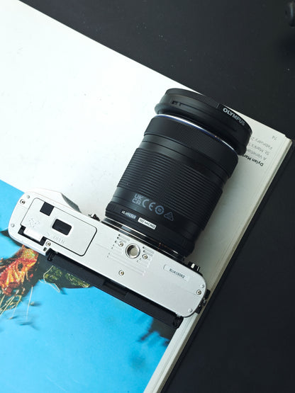 Used Olympus PEN E-P7 with Double Zoom Kit