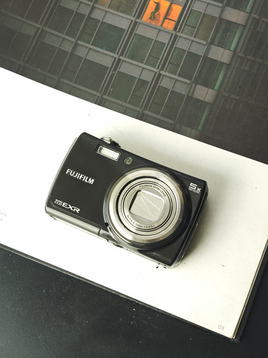 Used Fujifilm Finepix F200 EXR black Digital Camera [No charger]