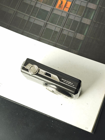 Used Fujifilm Finepix F200 EXR black Digital Camera [No charger]