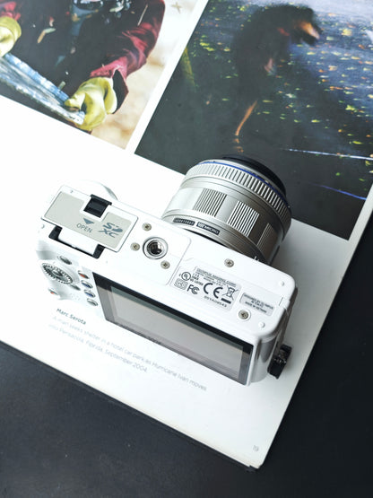 *READ* Used Olympus PEN E-PL2 with Double Zoom Kit [No charger]