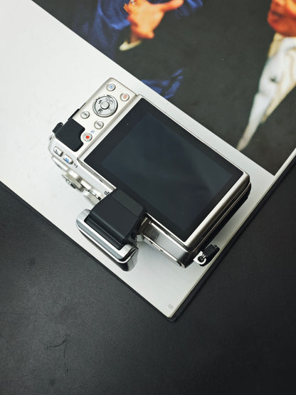 Used Olympus Pen Lite E-PL7 with Double Zoom Kit Digital Camera