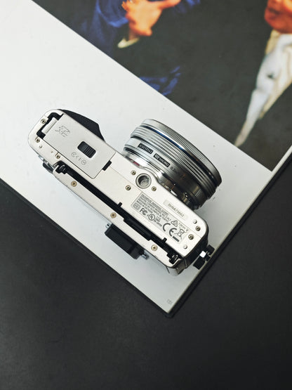 Used Olympus Pen Lite E-PL7 with Double Zoom Kit Digital Camera