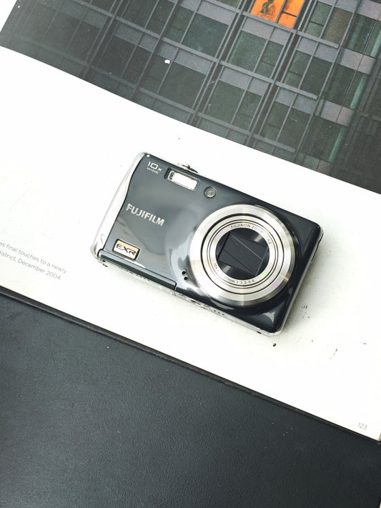 Used Fujifilm FinePix F70 EXR black Digital Camera [No charger]