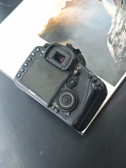 Used Canon EOS 7D with EF-S 18-200mm F3.5-5.6 IS Shutter Count 109k