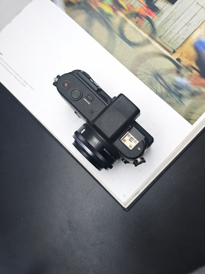 Used Nikon 1 V1 with 10mm F2.8 and 10-30mm F3.5-5.6 VR (+Speedlight SB-N5)