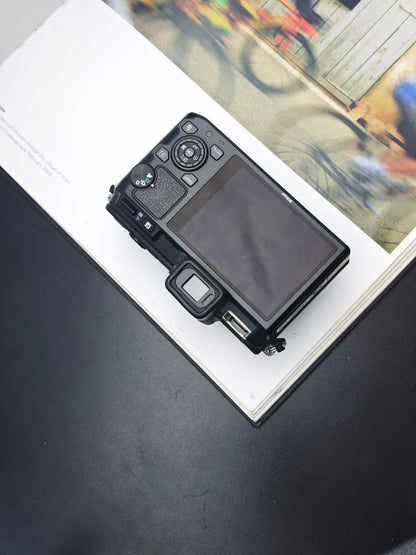 Used Nikon 1 V1 with 10mm F2.8 and 10-30mm F3.5-5.6 VR (+Speedlight SB-N5)