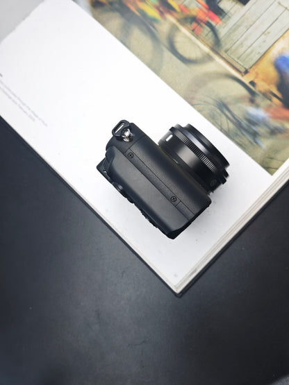 Used Nikon 1 V1 with 10mm F2.8 and 10-30mm F3.5-5.6 VR (+Speedlight SB-N5)