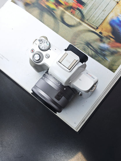 Used Canon EOS Kiss M with Zoom EF-M 15-45mm F3.5-6.3 IS STM