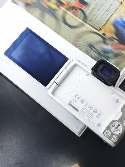 Used Canon EOS Kiss M with Zoom EF-M 15-45mm F3.5-6.3 IS STM