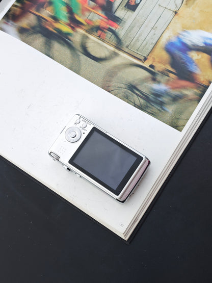 Used Panasonic Lumix DMC-FX01 white Digital Camera [No charger]