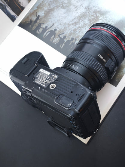 Used  Canon EOS 5D Mark II with Zoom EF 24-105mm F4 L IS USM Digital Camera [No charger]