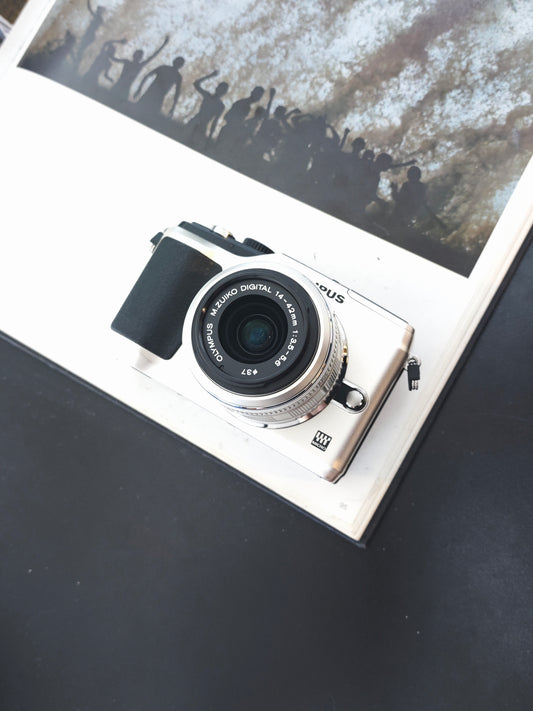 Used Olympus PEN E-PL2 with Olympus m.Zuiko Digital 14-42mm F3.5-5.6 Digital Camera [No charger]