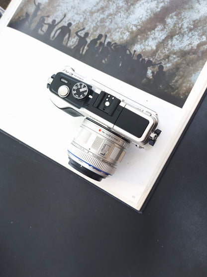 Used Olympus PEN E-PL2 with Olympus m.Zuiko Digital 14-42mm F3.5-5.6 Digital Camera [No charger]