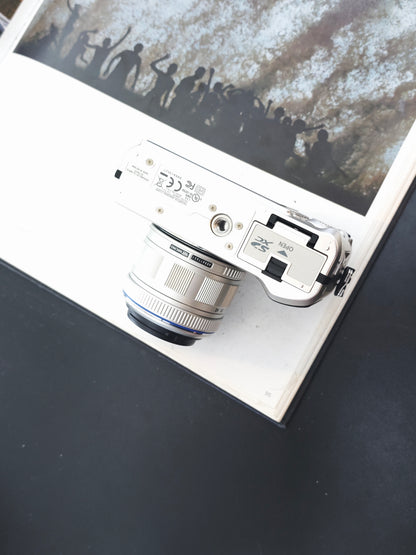 Used Olympus PEN E-PL2 with Olympus m.Zuiko Digital 14-42mm F3.5-5.6 Digital Camera [No charger]