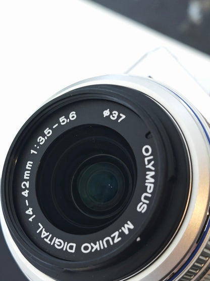Used Olympus PEN E-PL2 with Olympus m.Zuiko Digital 14-42mm F3.5-5.6 Digital Camera [No charger]