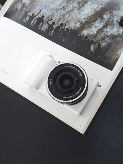 Used Sony ZV-E10 white with E PZ 16-50mm F3.5-5.6 OSS Digital Camera [JPN only, No charger]