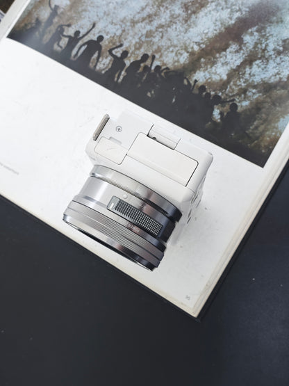 Used Sony ZV-E10 white with E PZ 16-50mm F3.5-5.6 OSS Digital Camera [JPN only, No charger]